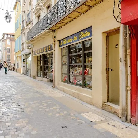 Design Sur La Rue Droite Au Centre-ville Narbonne