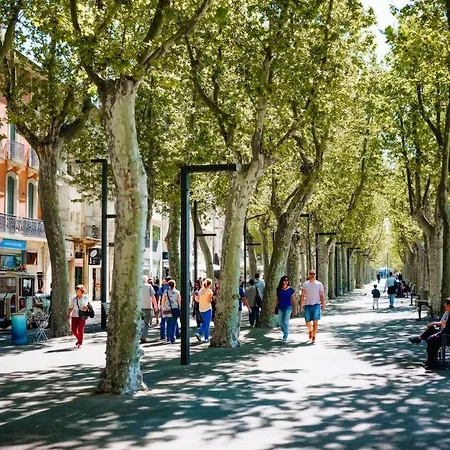 Design Sur La Rue Droite Au Centre-ville *